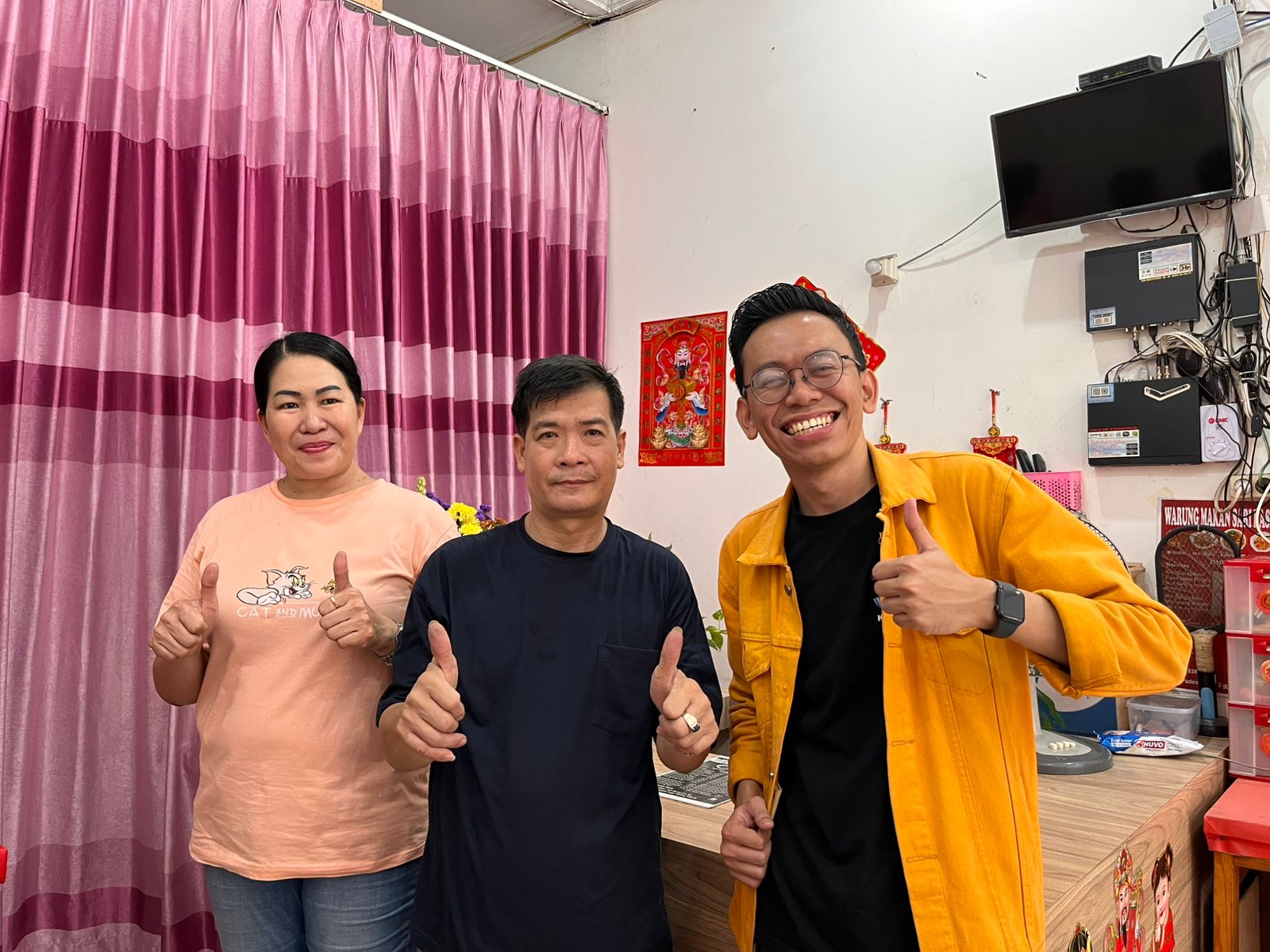 Makan Siang di Warung Sari Rasa: Kenangan yang Menggigit